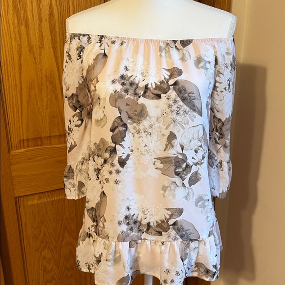 Elle Floral Blouse - Cream and Gray - Picture 8 of 9